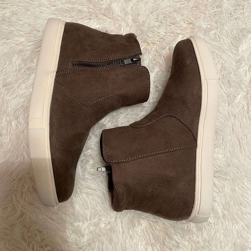 IZOD zip up rubber shoe